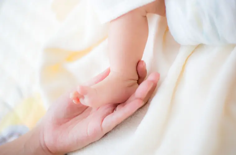 マッサージされる赤ちゃんの脚
