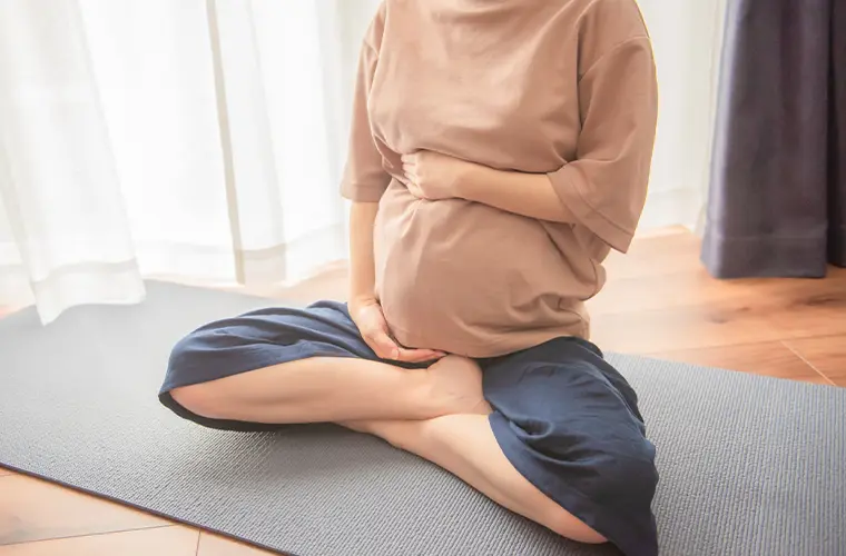 マタニティヨガをする女性